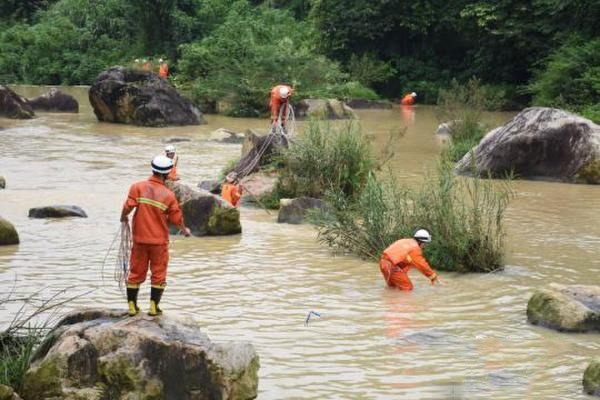 廣東景區突發山洪3死1失蹤 消防官兵正在全力搜尋